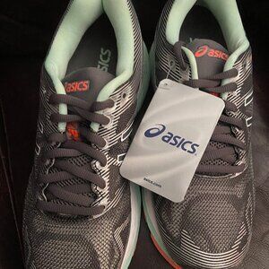 Oasis Woman's Sneaker